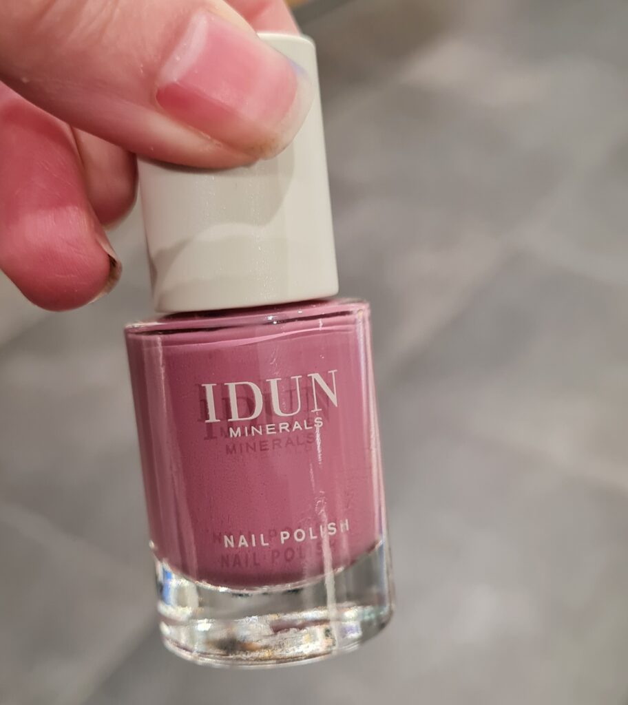 Idun är känt för att hela deras serie är 100 % vegansk hundvård och make-up. Här ser du Idun nagelack minerals nail polish.